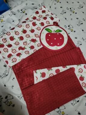 Smart Home Essentials For Living 7 pc Towel Gift Set Red and APPLES White